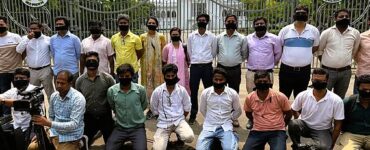 সুপ্রিম কোর্টের সামনে মুখে কালো কাপড় বেঁধে মানববন্ধন করেন গণমাধ্যমকর্মীরা। ছবি: সংগৃহীত